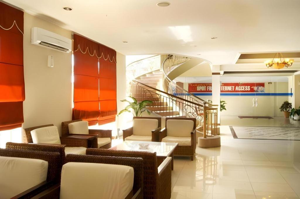 Karlita Hotel Tegal Eksteriør bilde
