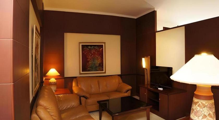 Karlita Hotel Tegal Eksteriør bilde