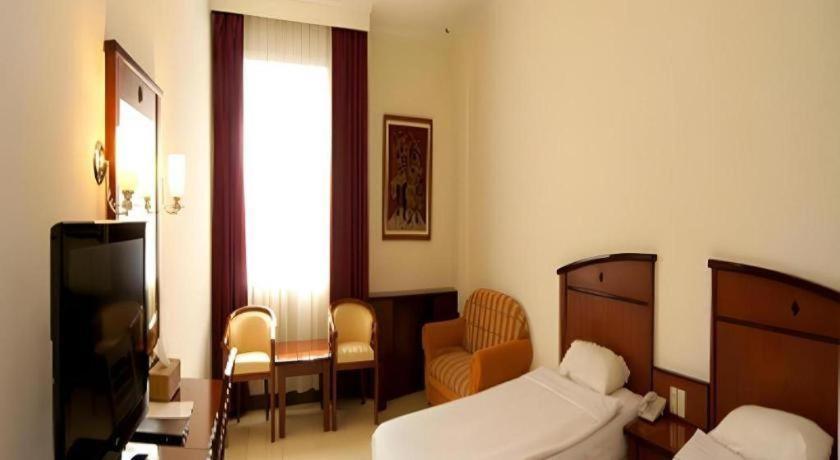 Karlita Hotel Tegal Eksteriør bilde