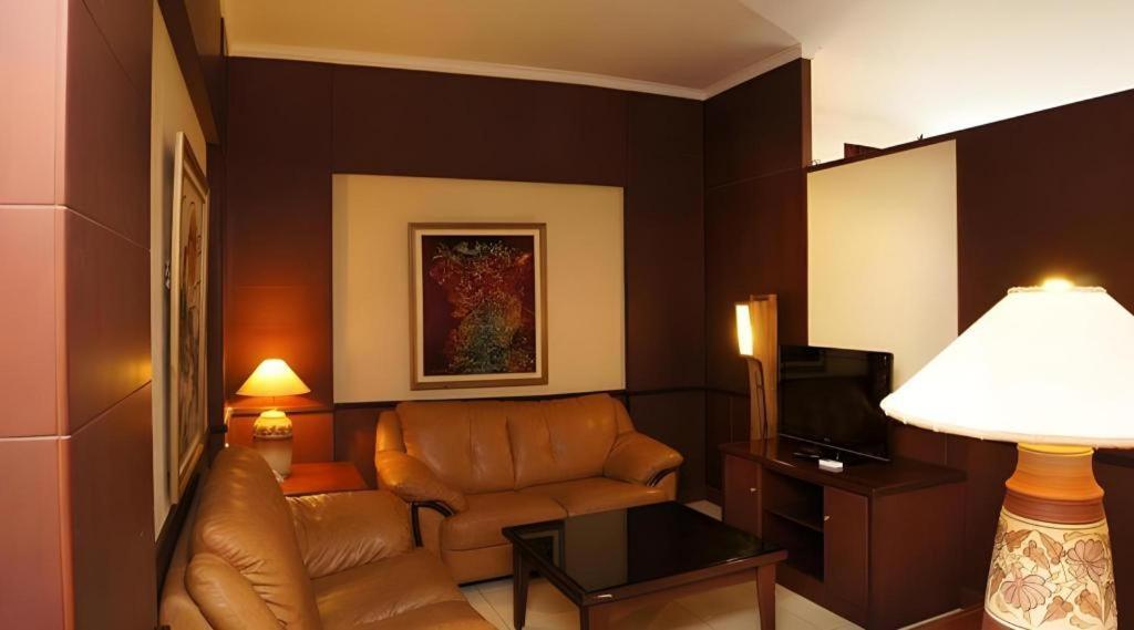 Karlita Hotel Tegal Eksteriør bilde